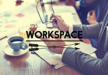 Cep telefonu ve çalışma alanı kullanarak iş adamı 