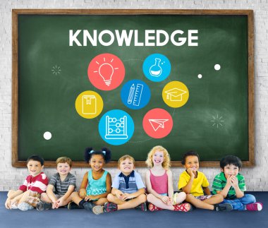 Çeşitlilik çocuk birlikte oturan