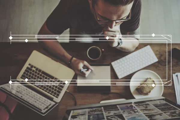 Bello uomo con computer portatile — Foto Stock