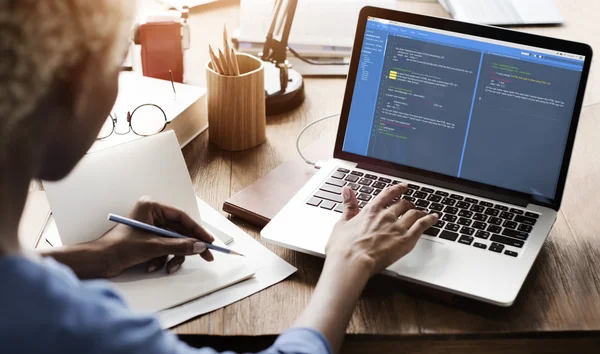 Vrouw die op laptop met HTML-code werkt — Stockfoto