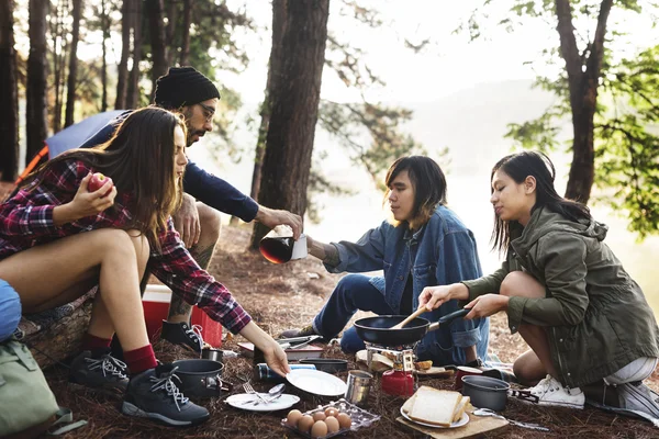 Mejores amigos cocinando al aire libre — Foto de Stock