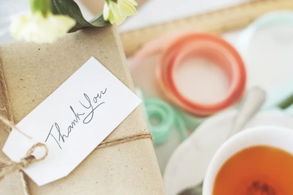 Teetasse und Geschenk mit Etikett — Stockfoto