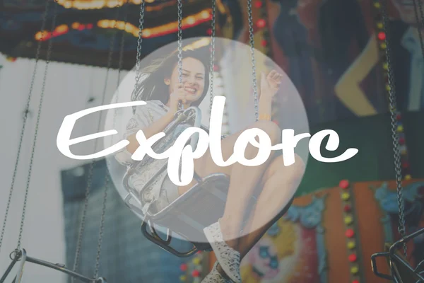 Chica montando en columpio en Parque de Atracciones — Foto de Stock