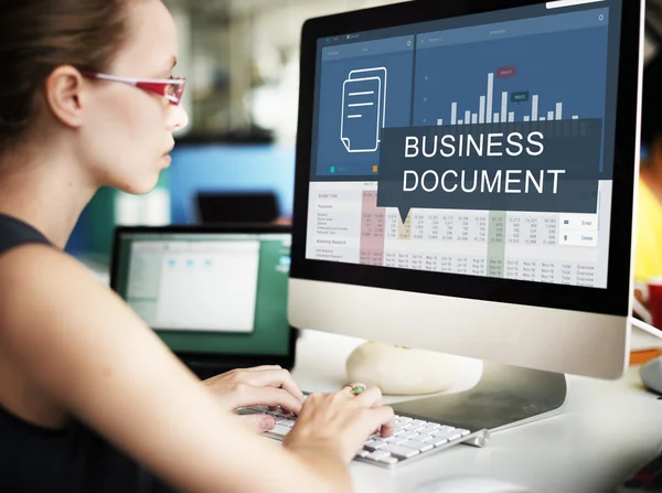 Mujer de negocios que trabaja en la computadora con Business Document — Foto de Stock
