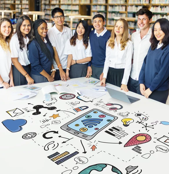 Grupo de diversidade de estudantes — Fotografia de Stock