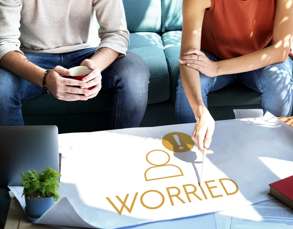 Worried 포스터에 보여주는 여자 — 스톡 사진