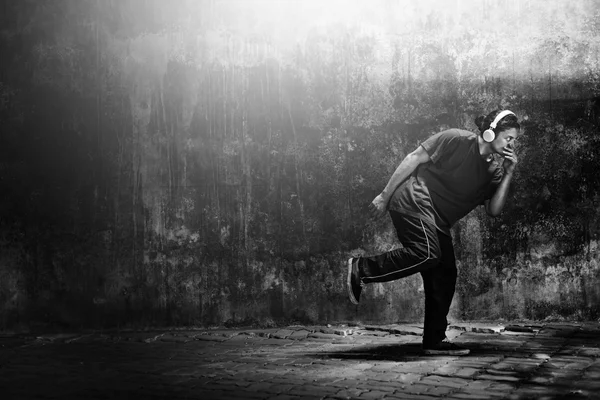 Guy dansende breakdance — Stockfoto