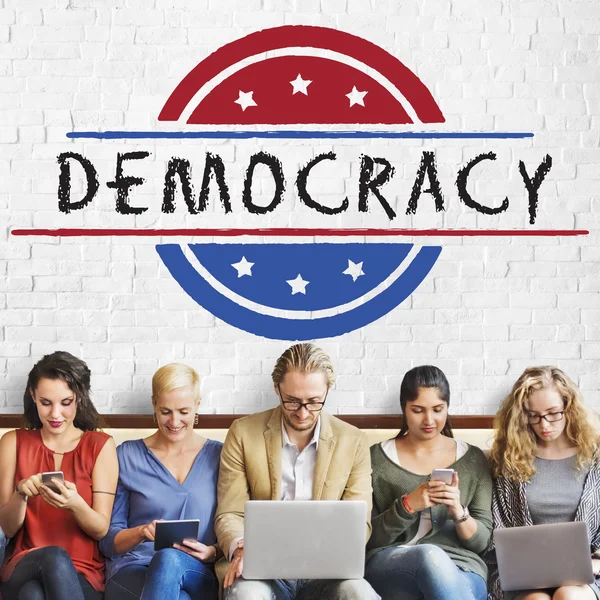 La gente se sienta con dispositivos y Democracia — Foto de Stock