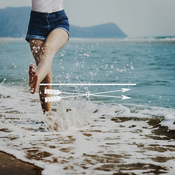 Жіночі ноги в морській воді — стокове фото
