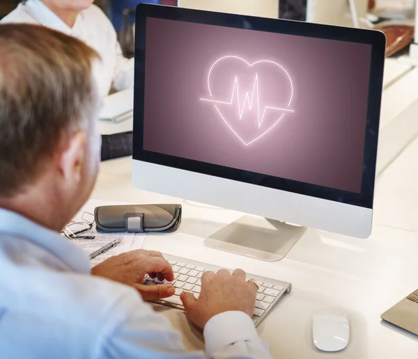 Reifer Geschäftsmann arbeitet am Computer — Stockfoto