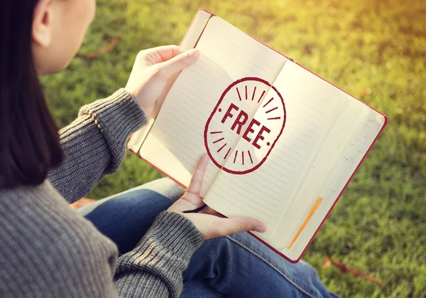 Frau mit Notizbuch in der Hand — Stockfoto