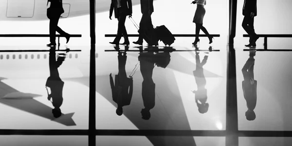 Biznesmeni spacerujący po lotnisku — Zdjęcie stockowe
