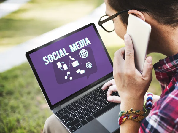 Uomo digitando sul computer portatile — Foto Stock