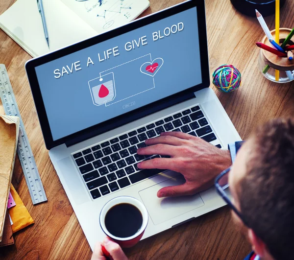 Man met laptop — Stockfoto