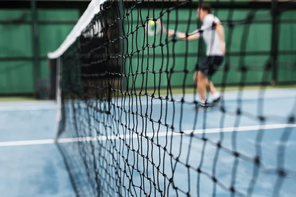 Člověk hrát tenis na kurtu — Stock fotografie