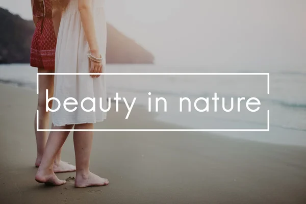 Femmes pieds nus à la plage — Photo