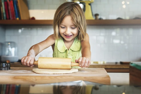 Çocuk fırında kurabiye — Stok fotoğraf
