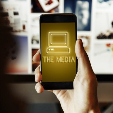 Akıllı telefon tutan adam.