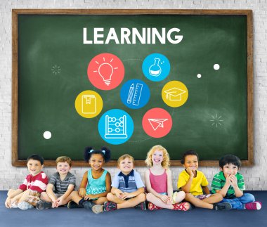 Çeşitlilik çocuk birlikte oturan