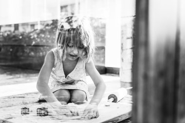 küçük kız kurabiye yapma