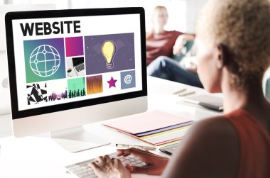 işkadını üstünde bilgisayar Web sitesi ile çalışma