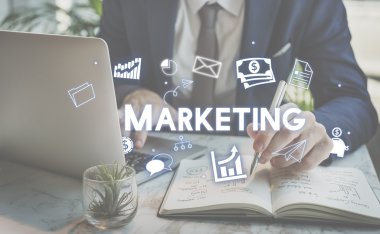 İşadamı dizüstü bilgisayarla çalışıyor