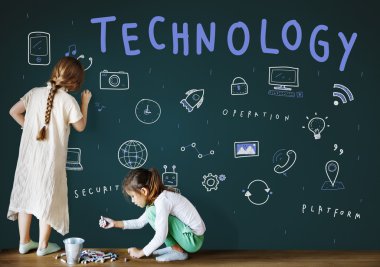 Şirin kız yazı tahtası üzerinde çizim