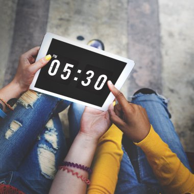 Dijital tanlet kullanan öğrenciler