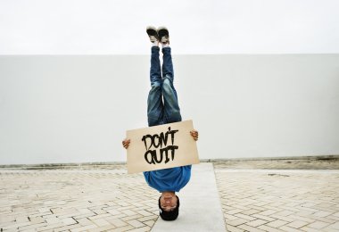 başında duran adam 