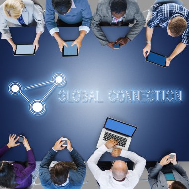 farklı aygıtlar kullanan kişiler 