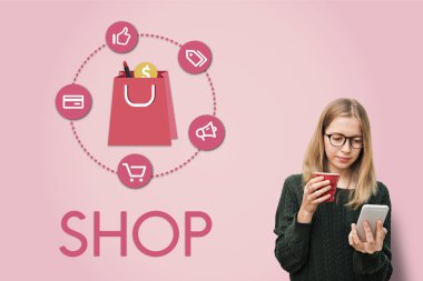 Akıllı telefonu olan genç bir kadın.