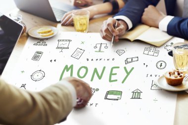 insanlar para konusunda tartışırken