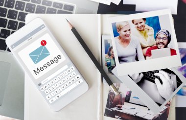 arkadaşlar dijital tablet kullanarak