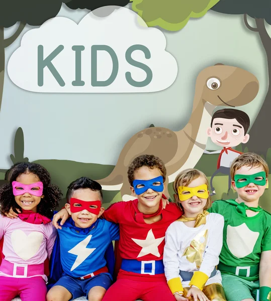 Superhjälte barnen ha roligt tillsammans — Stockfoto