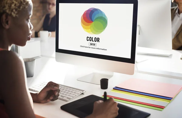 Empresária trabalhando no computador com cor — Fotografia de Stock