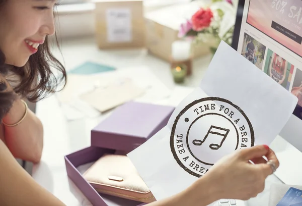 Mulher segurando papel com notas — Fotografia de Stock