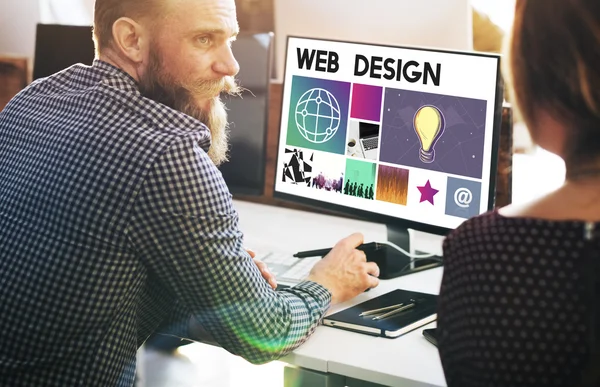 Бизнесмен, работающий на компьютере с веб-дизайном — стоковое фото