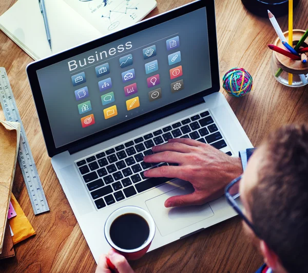 Man met laptop — Stockfoto