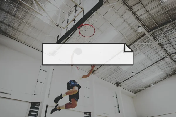 Homem fazendo slam dunk — Fotografia de Stock