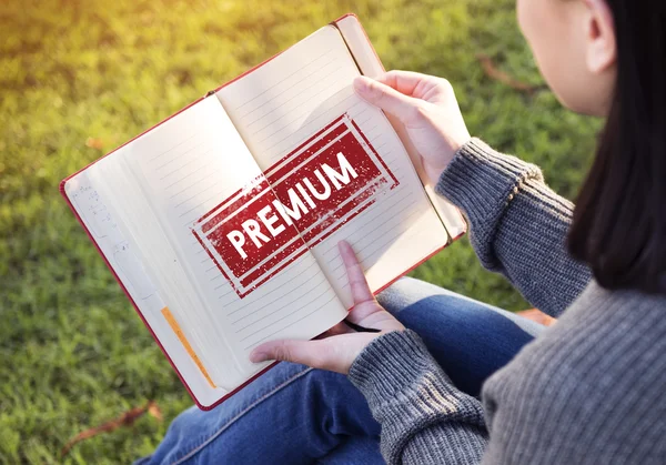 Mujer con cuaderno en las manos —  Fotos de Stock