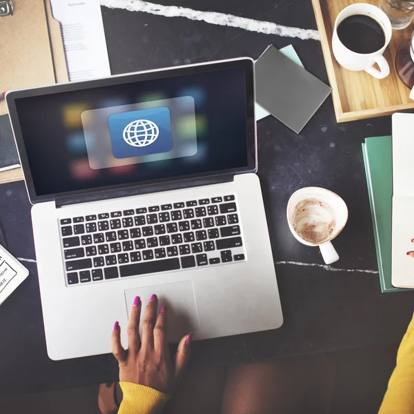 Mulher elegante trabalhando com laptop — Fotografia de Stock