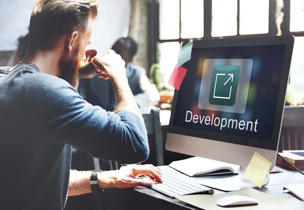 Man drinking coffee and working with computer — Stock Photo, Image