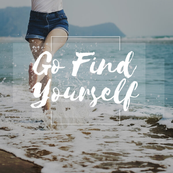 женские ноги в морской воде
