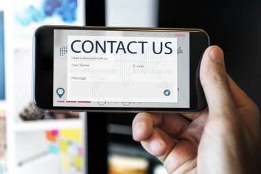 Akıllı telefon tutan adam.