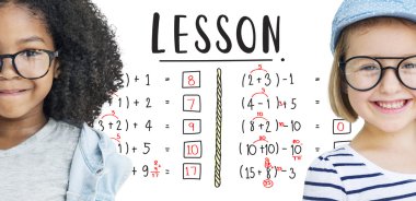 Gülümseyen güzel kızlar