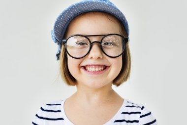 sevimli kız gülümseyerek