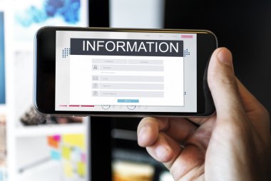 Akıllı telefon tutan adam.