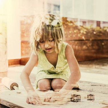 küçük kız kurabiye yapma