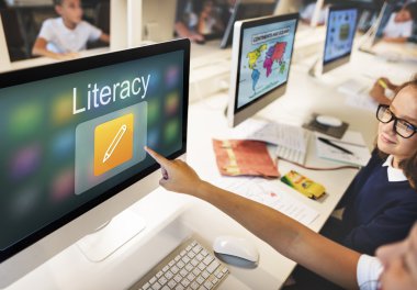 Öğrenciler bilgisayar sınıfta