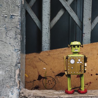 Yeşil oyuncak robot